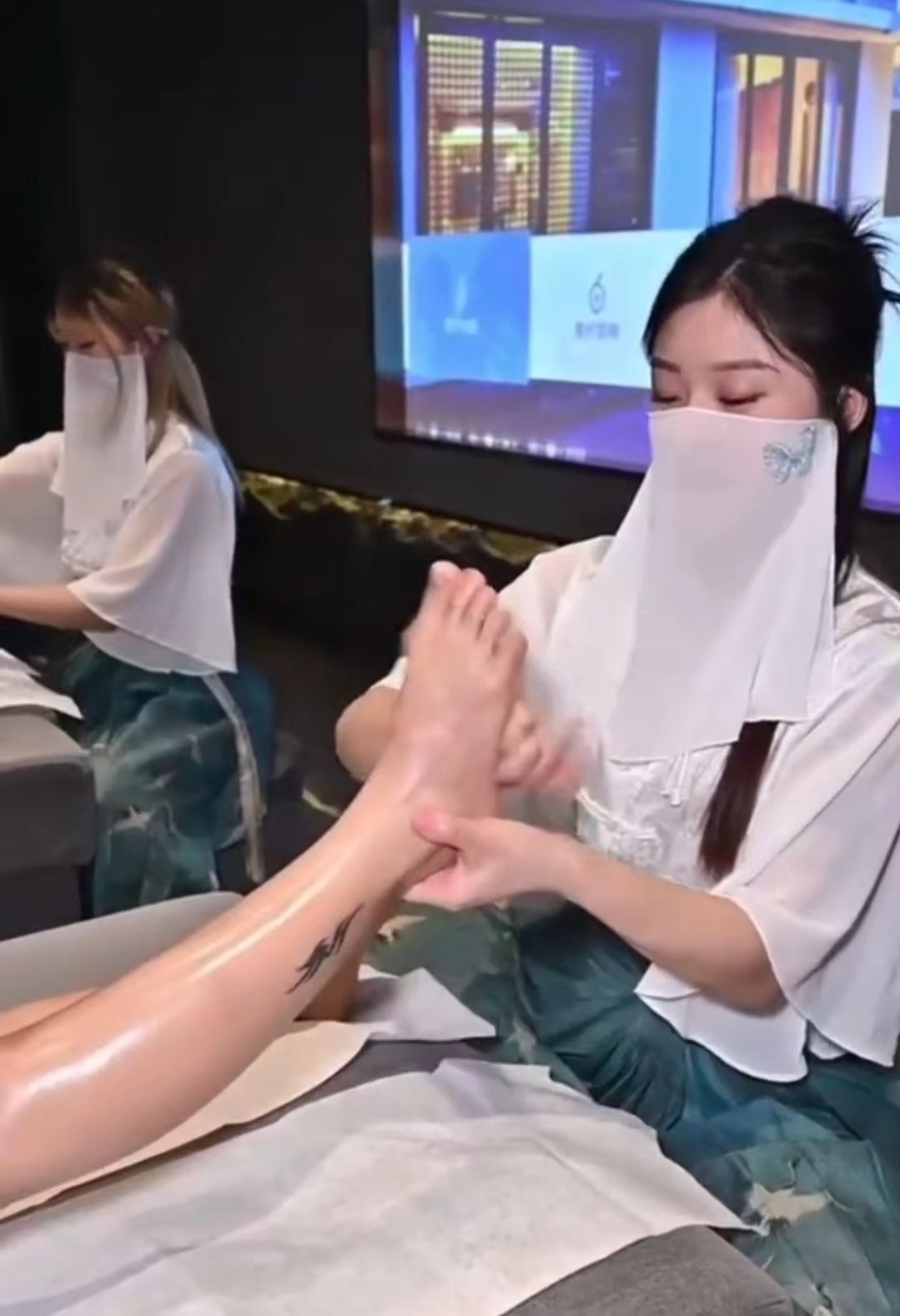 每当他们的名字被顾客深情地“点钟”，不仅是对其技艺的至高赞誉，更是心灵契合的温柔回响